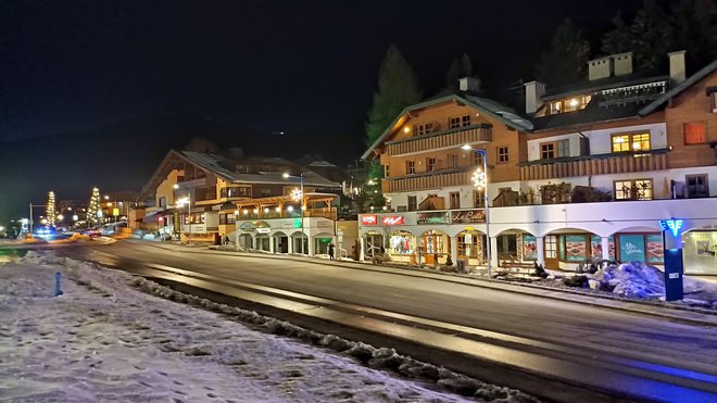 Okoli 3. ure zjutraj sta dva Slovenca poklicala reševalno službo in sporočila, da je njun močno opiti prijatelj na poti v diskoteko nenadoma ostal zadaj in nato izginil. FOTO: Mitja Felc
