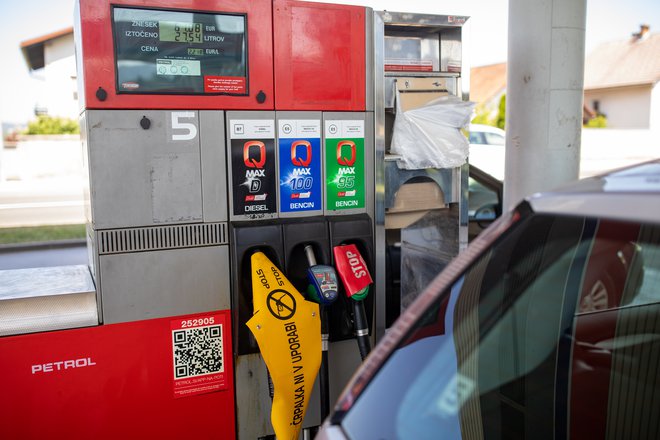 V Sloveniji je država določala najvišje maloprodajne cene za bencin in dizelsko gorivo med sredino marca in koncem aprila ter od 12. maja do 20. junija. Foto Voranc Vogel
