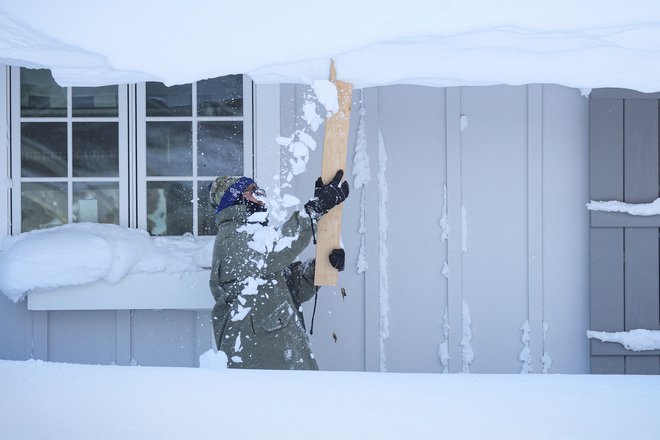 Ponekod je padlo tudi dva metra snega. FOTO: Brendan Mcdermid/Reuters
