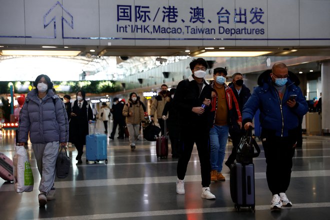 Vsi tisti, ki bodo vstopili v državo – odpravljena bo tudi omejitev dnevnega števila letov - bodo morali še vedno imeti PCT potrdilo.  FOTO: Tingshu Wang/Reuters
