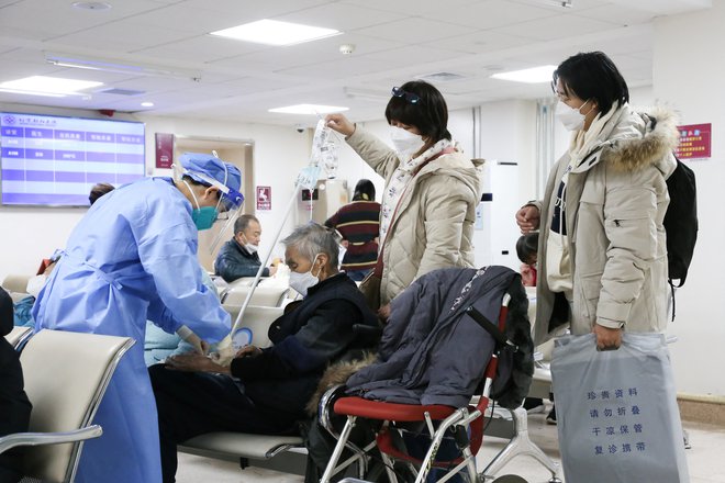 Ljudje v mestih, kot sta Peking in Šanghaj, kjer se pozimi srečujejo z nizkimi temperaturami, pravijo, da jim zmanjkuje zdravil proti gripi in prehladu ter iščejo zdravniško pomoč za bolne svojce. FOTO:&nbsp;China Daily via Reuters
