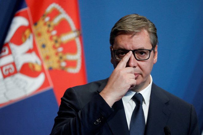 Srbski predsednik Aleksandar Vučić je kot glavni poveljnik vojske odredil polno pripravljenost bojnih enot. FOTO: Bernadett Szabo/Reuters
