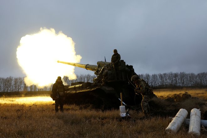 Ključni boji trenutno potekajo okoli mesta Bahmut v doneški regiji. FOTO: Clodagh Kilcoyne/Reuters
