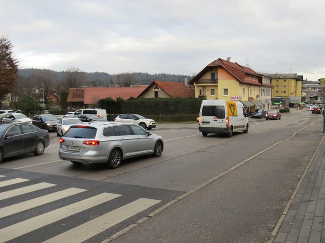 Za varen potek prometa na Adamičevi in Ljubljanski cesti bo poskrbel semafor. FOTO: Bojan Rajšek/Delo
