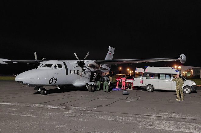 Ranjenca s spremljevalcem je v Slovenijo prepeljalo transportno letalo Slovenske vojske L-410 turbolet. FOTO: Borut Podgoršek/MORS
