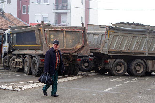 Cestne zapore so postale že nekaj vsakdanjega na severu Kosova, saj jih srbski protestniki vzdržujejo že tretji teden, mirovne sile Kfor pa očitno ne vedo, kako jih preprčati, da sprostijo ceste. Foto Miodrag Draskic Reuters
