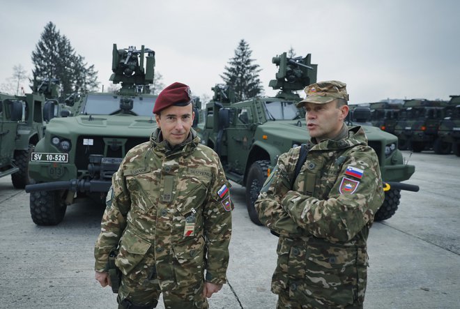 Pri opremljanju Slovenske vojske je bilo doslej zelo veliko govora o nakupu vojaških vozil, predlog nove resolucije o opremljanju vojske pa v ospredje potiska tudi druge teme. Foto Jože Suhadolnik
