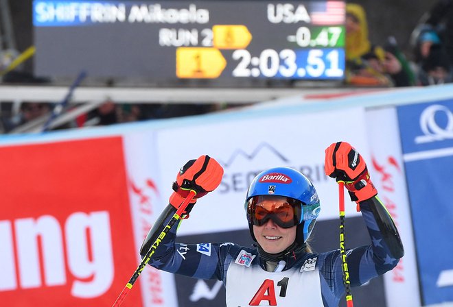 Mikaela Shiffrin slavi v cilju po drugi vožnji sredinega veleslaloma. FOTO: Vladimir Šimiček/AFP
