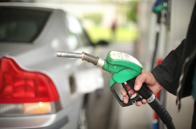 Cenejša pogonska goriva nekoliko blažijo inflacijske pritiske. Foto Jure Eržen

