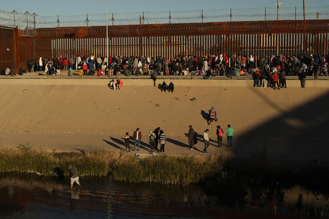 Migranti pred teksaškim El Pasom, eno od glavnih (nezakonitih) vstopnih točk v ZDA. Foto Herika Martinez/AFP
