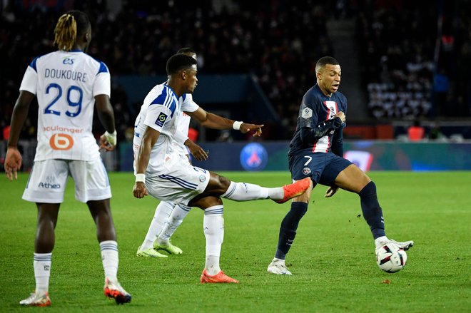 Kylian Mbappe je z enajstih metrov zadel za zmago Parižanov. FOTO: Julien De Rosa/AFP
