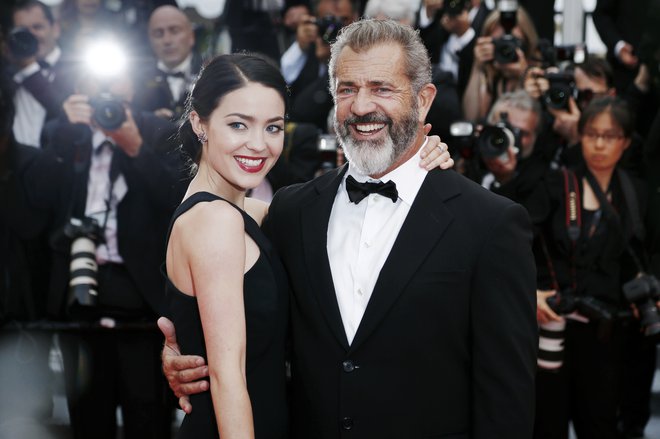 Mel Gibson leta 2016 s kar 34&nbsp;let mlajšo igralko in režiserko Rosalind Ross, ki je rodila njegovega sedmega sina. FOTO: Shutterstock
