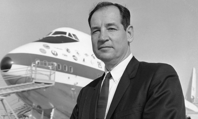 Joe Sutter pred prvim boeingom 747 leta 1969. FOTO: Boeing
