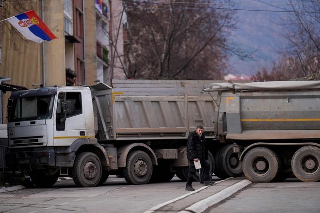 Barikade bodo odstranili v dveh dneh, je objubil srbski predsednik Vučić.&nbsp; FOTO: Armend Nimani/Afp
