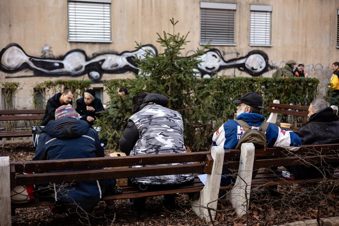 Brezdomci pogosto posedajo na klopcah javnih parkov. Fotografije Črt Piksi
