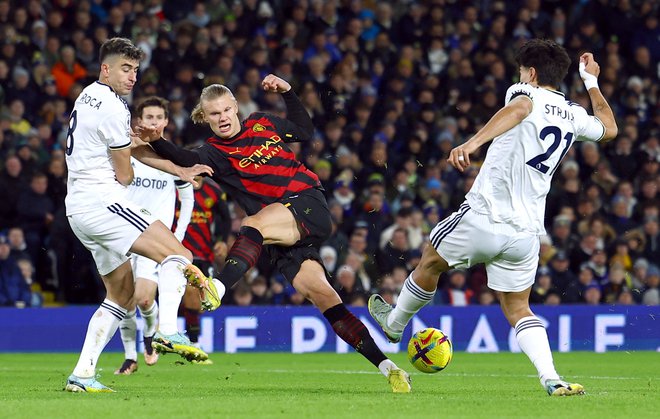 Erling Haaland poskuša zadeti med Pascalom Struijkom&nbsp;in Marcom&nbsp;Roco na Elland Roadu. FOTO: Molly Darlington/Reuters
