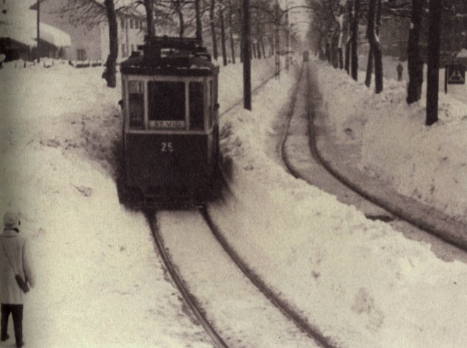 Pred časom sem gledal vremensko napoved na televiziji in simpatična napovedovalka vremena je začela z naslednjim stavkom: &raquo;Davnega leta 1952 je v Sloveniji med 13. in 15. februarjem nepretrgoma snežilo, kar 50 ur [...].&laquo;

Fotografija iz&nbsp; Fototeke Zgodovinskega arhiva Ljubljana: tramvaj v globokem snegu v Ljubljani pozimi 1952.
