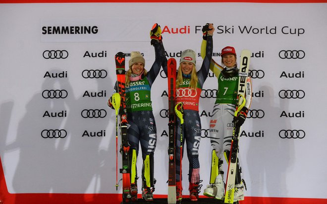 Za dvojno ameriško slavje je poleg Mikaele Shiffrin (v sredini) poskrbela še drugouvrščena&nbsp;Paula Moltzan. FOTO: Vladimir Šimiček/AFP
