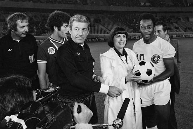 Pele čaka na začetek tekme na pariškem štadionu Parc des Princes med svojimi NY Cosmos in domačim Paris Saint-Germainom v dobri družbi francoske pevke Mireille Mathieu in oblikovalca Daniela Hechterja. FOTO: AFP
