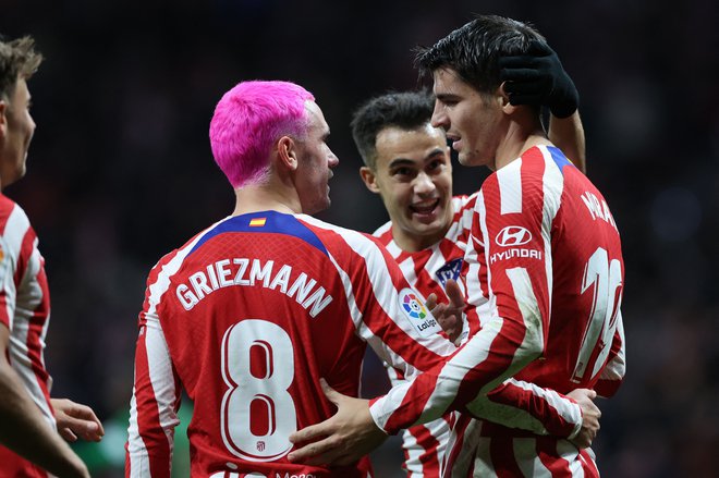 Alvaro Morata in Antoine Griezmann, ki se je predstavil z vpadljivo pričesko, proslavljata gol za 2:0. FOTO:&nbsp;Pierre-Philippe Marcou/AFP
