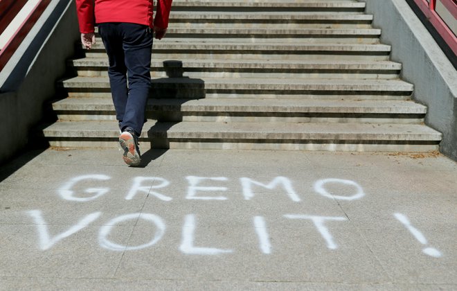 Ljudje so vsaj pozive k udeležbi na državnozborskih volitvah vzeli resno. Do volišč se jih je podalo največ po letu 2000. FOTO: Blaž Samec/Delo
