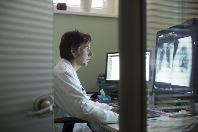 Na Kliniki Golnik je na voljo tudi celotna multidisciplinarna obravnava pacientov, pravi Aleš Rozman, vodja oddelka za endoskopijo dihal in prebavil. FOTO: Jure Eržen/Delo
