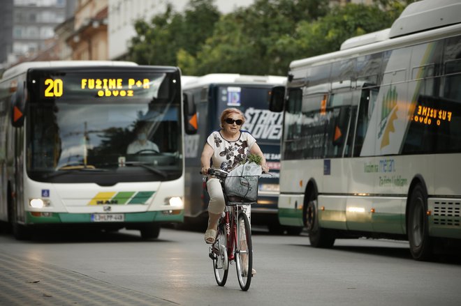Rešitev ni samo v elektrifikaciji avtomobilov, ampak tudi v bolj množični uporabi javnega prometa, kolesarjenju in pešačenju. FOTO: Jure Eržen
