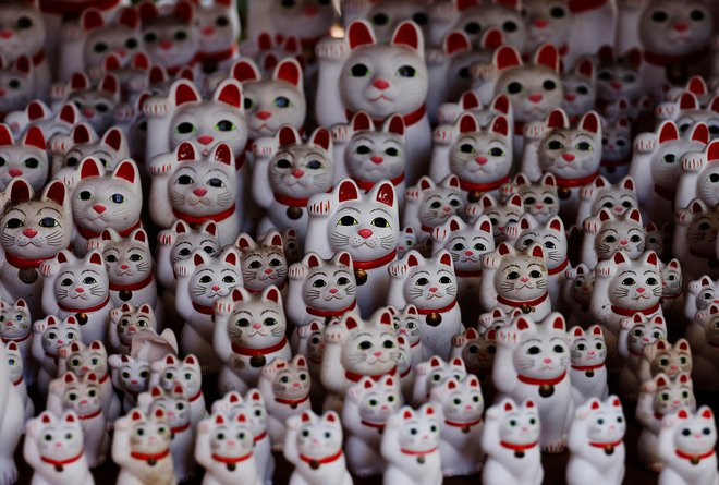 Maneki Neko - prinašalka sreče, za katero želja ni dovolj. Pomembno je, ali smo se resnično pripravljeni potruditi in se aktivirati, da dosežemo zadane cilje. FOTO: Kim Kyung-hoon/Reuters
