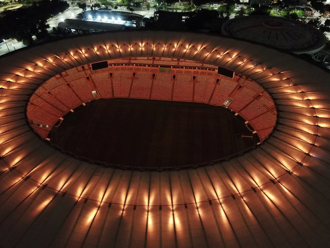 Na sloviti Maracani so prižgali zlate luči v spomin na preminulega nogometnega asa. FOTO: Pilar Olivares/Reuters
