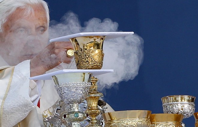 Paež Benedict XVI. je zadnje desetletje živel znotraj vatikanskega obzidja, pisal je knjige, živel pa samotno življenje. FOTO: Rossi/Reuters
