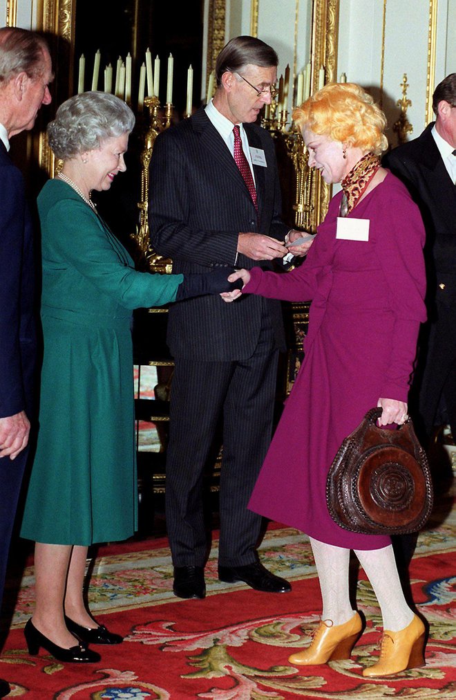 Britanska kraljica Elizabeta II. ji je podelila naziv dame leta 1992, na fotografiji leta 1999 na sprejemu v Buckinghamski palači Foto Fiona Hanson/ AFP
