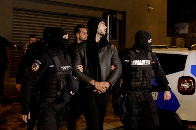 Andrew Tate in Tristan Tate pred njuno vilo med aretacijo v Bukarešti. Osumljena sta trgovine z ljudmi, izkoriščanja žensk&nbsp;ter posilstva. FOTO: Reuters
