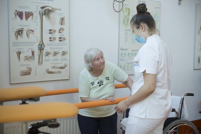 Velikokrat bi bilo mogoče zamakniti odhod v dom starostnikov, če bi posameznik imel dostop do zdravljenja in rehabilitacije, ki bi mu v čim krajšem času pomagala do ponovne samostojnosti. FOTO: Jure Eržen/Delo
