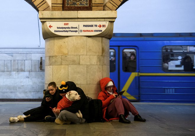 Prebivalke Kijeva na postaji podzemne železnice čakajo, da se rusko obstreljevanje ukrajinske prestolnice konča. FOTO: Vladislav Muslijenko/Reuters
