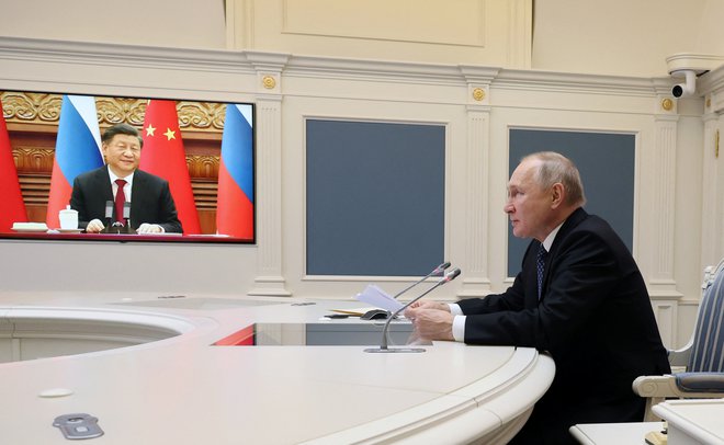 Ruski predsednik Vladimir Putin in njegov kitajski kolega Xi Jinping sta ob koncu leta opravila videopogovor.&nbsp;FOTO:&nbsp;Reuters

