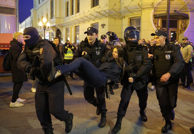 Ruski policisti so septembra v kali zatrli tudi vse proteste proti delni mobilizaciji. FOTO: Reuters
