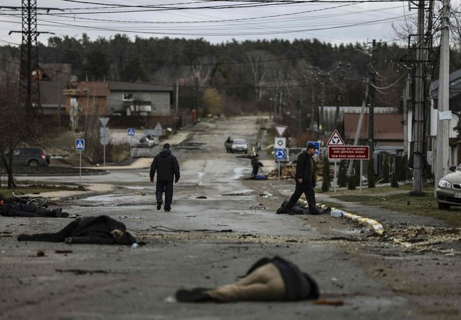 Trupla civilistov, ki so jih ukrajinske sile odkrile po umiku ruskih enot iz Buče, so bila eden od najbolj pretresljivih prizorov prvih desetih mesecev vojne v Ukrajini. Foto Ronaldo Schemidt/AFP
