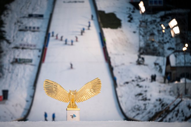 Zlata sova na Ljubnem ob Savinji čaka skupno zmagovalko silvestrske turneje za skakalke. FOTO: Jure Makovec
