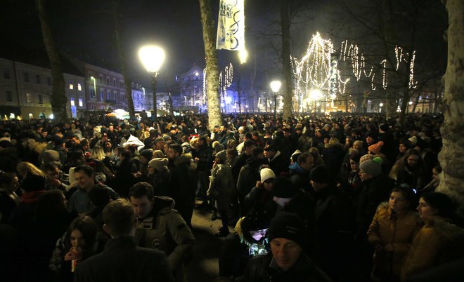 Silvestrovanje v stari Ljubljani pred dvema letoma. FOTO: Roman Šipić/Delo
