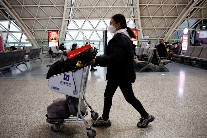 Vse več držav zato uvaja obvezno testiranje ali druge pogoje za potnike, ki prihajajo iz Kitajske, med njimi Italija, Španija in ZDA. FOTO: Tingshu Wang/Reuters
