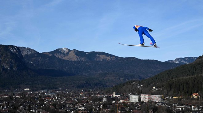 Dawid Kubacki je še vedno visoko nad vsemi. FOTO: Christof Stache/AFP
