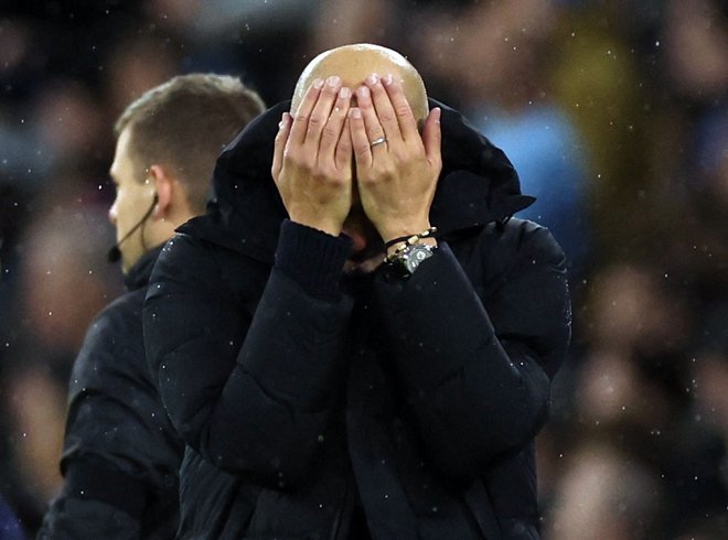 Trener Manchester Cityja Pep Guardiola se je po izgubljenih dveh točkah lahko le držal za glavo. FOTO: Phil Noble/Reuters
