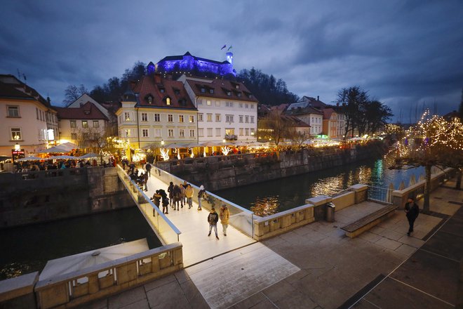 12 stopinj&nbsp;so v glavnem mestu izmerili opolnoči, ko je toplo vreme privabilo na silvestrovanje v središče mesta več tisoč ljudi. FOTO: Jože Suhadolnik
