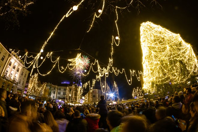 Več tisoč ljudi se je zbralo na ljubljanskih trgih, da so pričakali novo leto. FOTO:&nbsp;Črt Piksi
