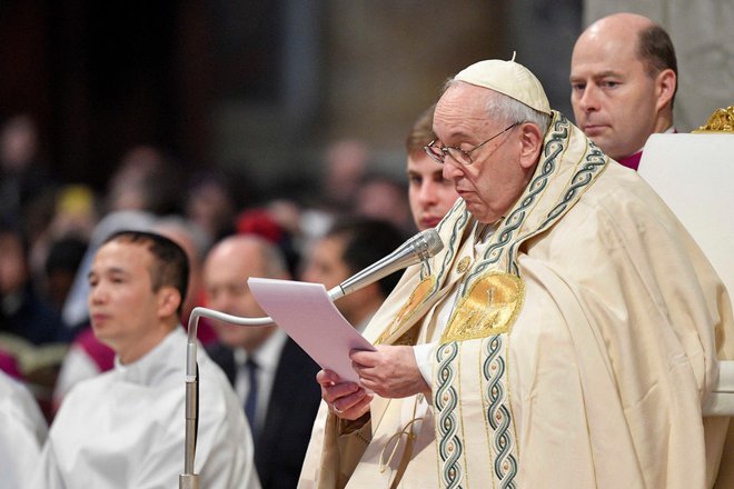 Papež je poslanico ob svetovnem dnevu miru, objavljeno konec decembra, tokrat naslovil Nihče se ne more rešiti sam.&nbsp; FOTO: Vatican Media/Reuters
