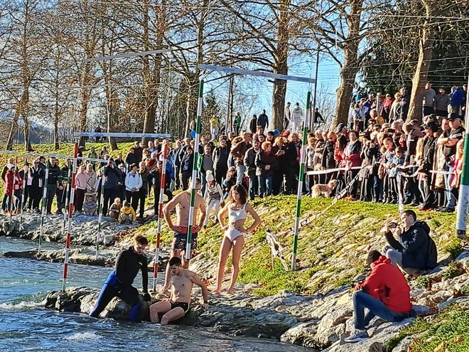 Nekateri v kopalkah, drugi v neoprenu, tretji kot Božički ... Mlado in staro je zaplavalo v novo leto. FOTO: Špela Kuralt/Delo
