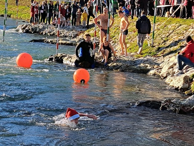 Plavalo je tudi kar nekaj otrok, ki so se dobro spopadli z brzicami. FOTO: Špela Kuralt/Delo 
