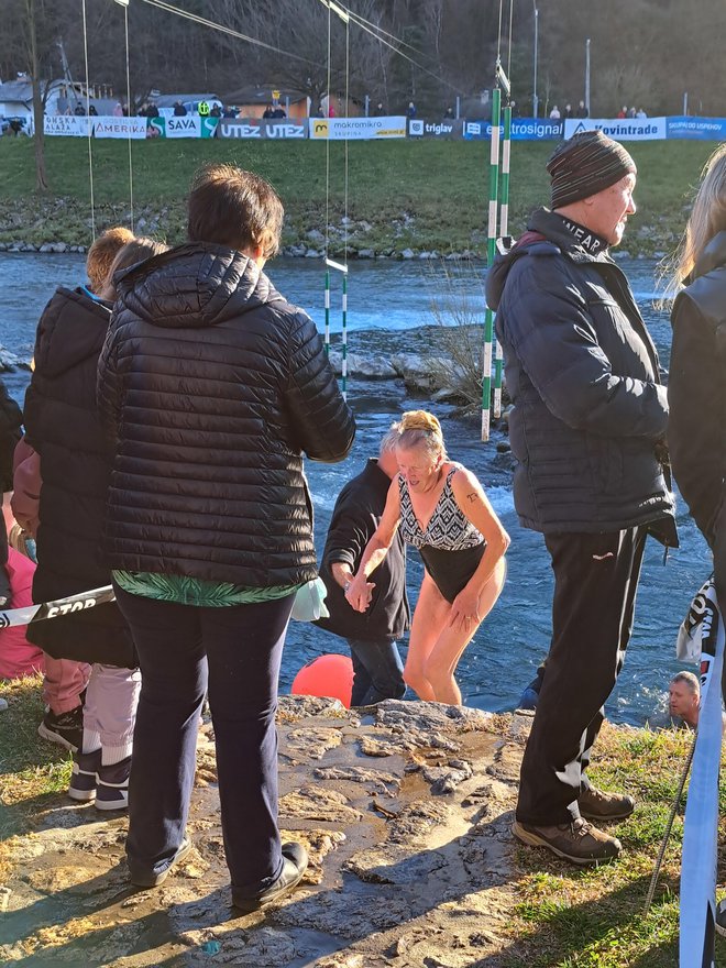 Majda Gričar (na fotografiji prihaja iz Savinje) je bila danes najstarejša udeleženka novoletnega skoka v Savinjo. FOTO: Špela Kuralt/Delo
