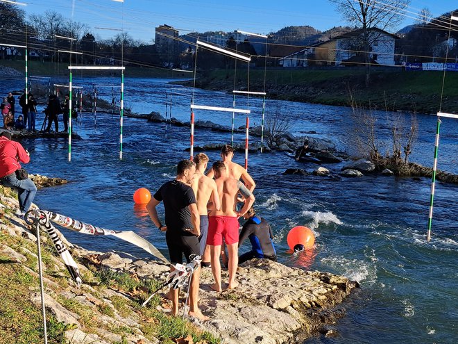 V gosjem redu so čakali, da so se lahko pognali v vodo. FOTO: Špela Kuralt/Delo 
