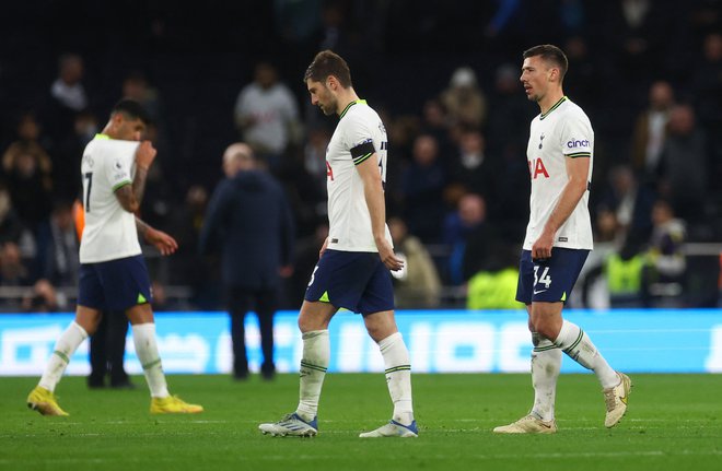 Nogometaši Tottenhama so sklonjenih glav zapustili igrišče. FOTO: Paul Childs/Reuters
